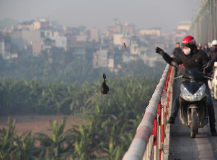 Sông Hồng ngổn ngang rác ngày tiễn ông Táo lên trời